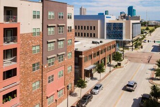 Bottle House on Main in Fort Worth, TX - Foto de edificio - Building Photo
