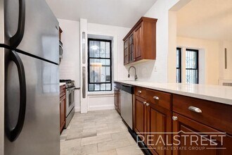Renovated Giant Prewar 1 bedroom in Brooklyn Heights!, Unit 1E in Brooklyn, NY - Building Photo - Building Photo