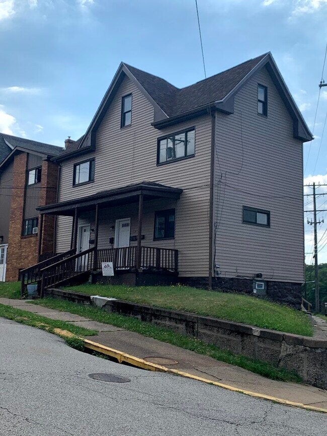 935 Punta Gorda Ave, Unit 2 in East Mckeesport, PA - Foto de edificio - Building Photo