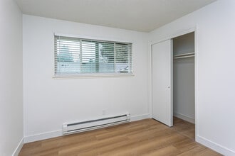 Timberwood Court in Tacoma, WA - Foto de edificio - Interior Photo