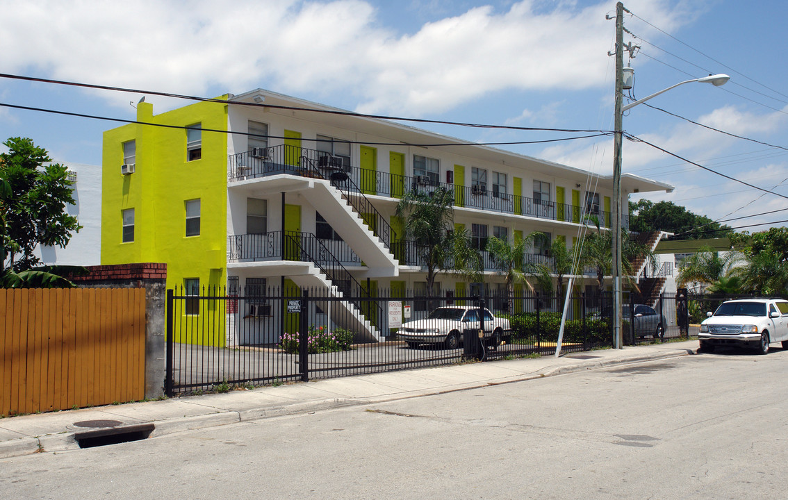 Manhattan Apartments in Miami, FL - Building Photo