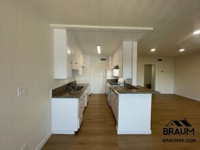 6041 Whitsett Ave in Los Angeles, CA - Foto de edificio - Building Photo