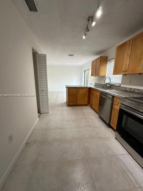 5582 NW 102nd Pl in Doral, FL - Building Photo - Building Photo