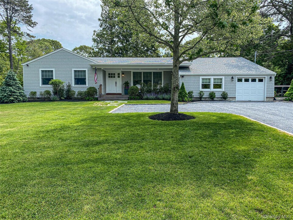 32 White Oak Ln in Westhampton Beach, NY - Building Photo