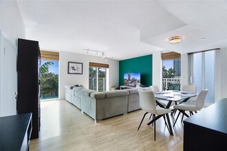 7600 Collins Ave, Unit 404 in Miami, FL - Building Photo - Building Photo