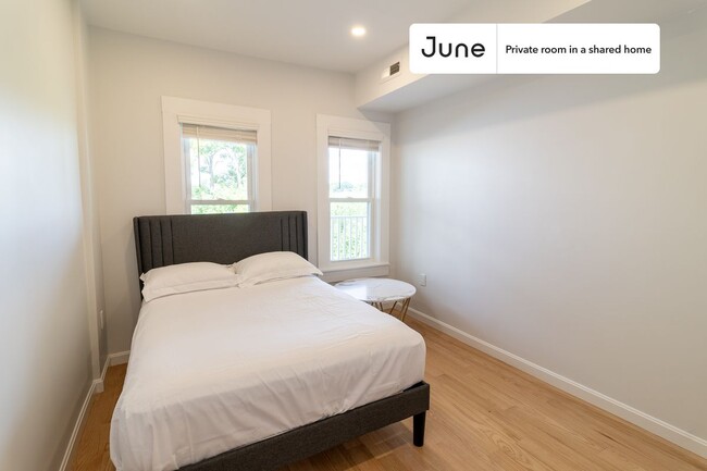 Private bedroom in 3 bed/2 bath Home in Boston, MA - Building Photo - Building Photo