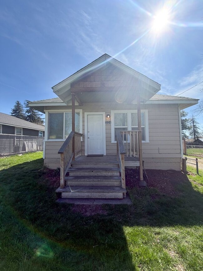 3124 Sunset Ct in Klamath Falls, OR - Building Photo - Building Photo