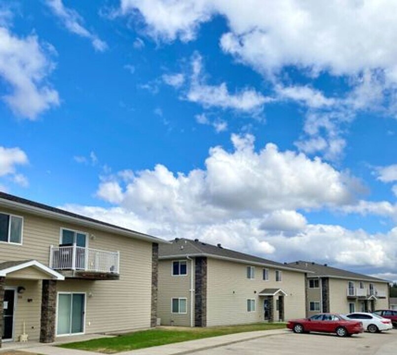 505-516 16th Ave Cir NE in Watertown, SD - Building Photo