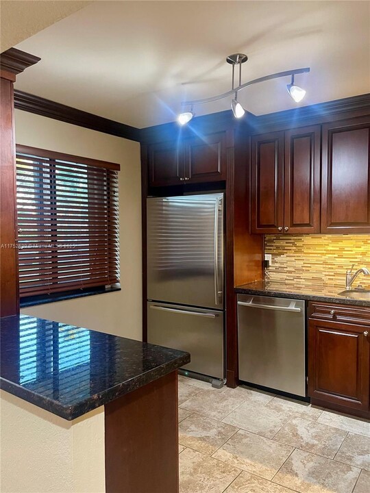 403 Lakeview Dr in Weston, FL - Building Photo