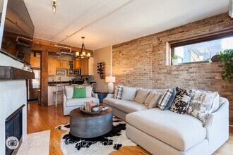 1735 W Diversey Pkwy, Unit 315 in Chicago, IL - Foto de edificio - Building Photo