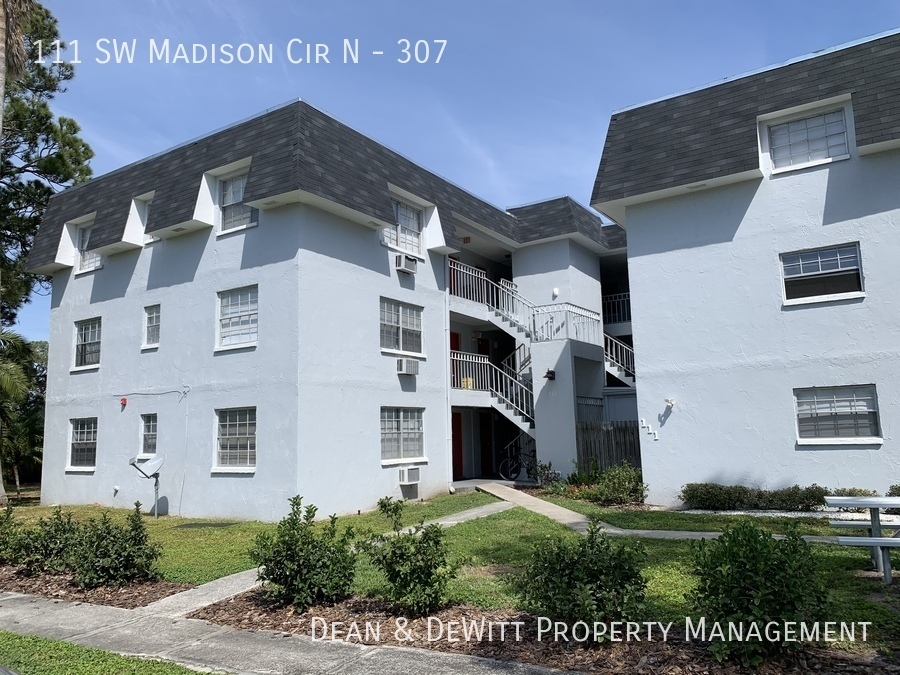 111 SW Madison Cir N in St. Petersburg, FL - Building Photo