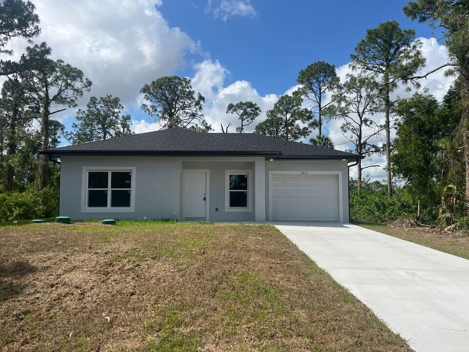 2811 11th St W in Lehigh Acres, FL - Building Photo