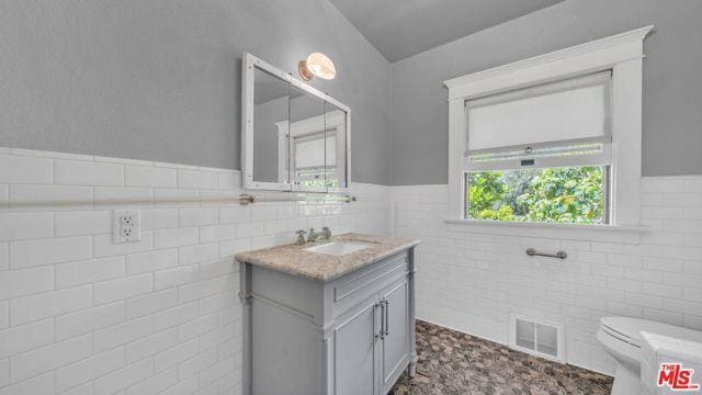 1917 Hillcrest Rd in Los Angeles, CA - Building Photo - Building Photo