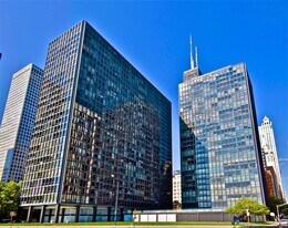 900 N Lake Shore Dr in Chicago, IL - Building Photo