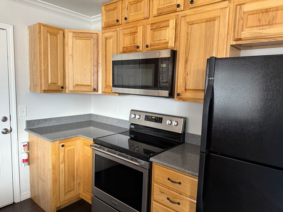 100 Beacon Hill Dr in Lafayette, CO - Building Photo