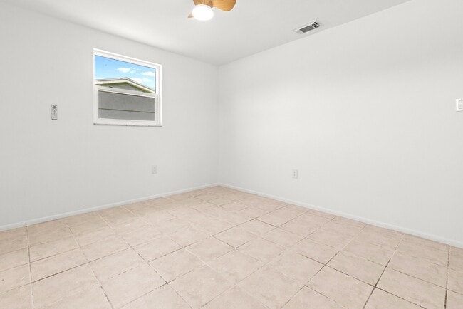 1057 Tropical Ave NW in Port Charlotte, FL - Foto de edificio - Building Photo