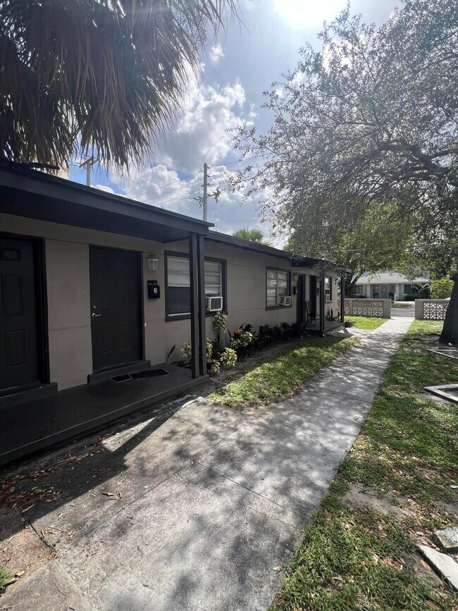 2722 Poinsettia Ave in West Palm Beach, FL - Building Photo - Building Photo
