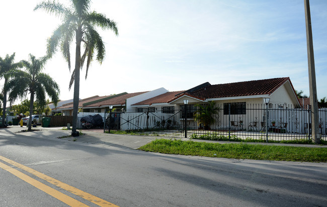 8886 NW 119th St in Hialeah Gardens, FL - Foto de edificio - Building Photo