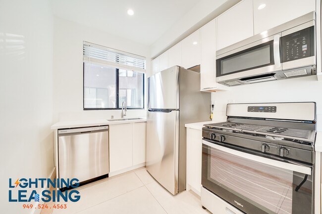 8811-8813 Burton Way in West Hollywood, CA - Building Photo - Building Photo