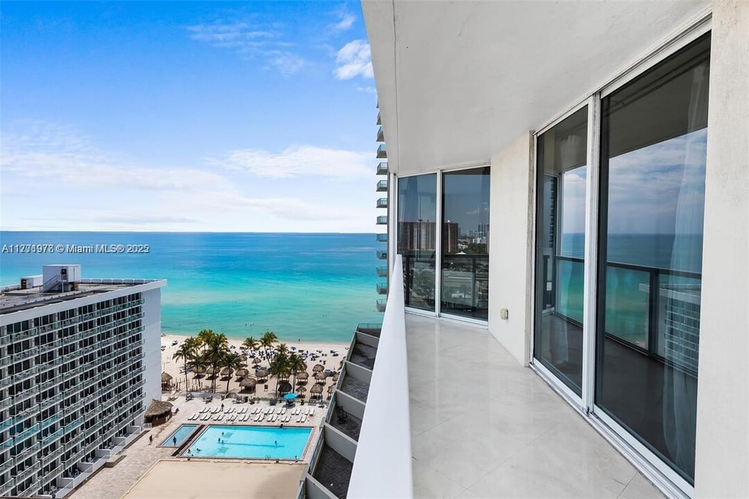 16699 Collins Ave, Unit 1607 in Sunny Isles Beach, FL - Building Photo