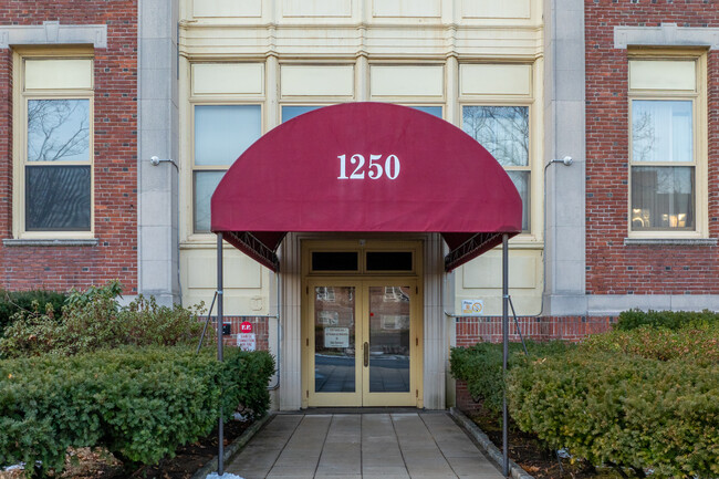 Rosevelt Terrace Condominiums in New Rochelle, NY - Building Photo - Lobby