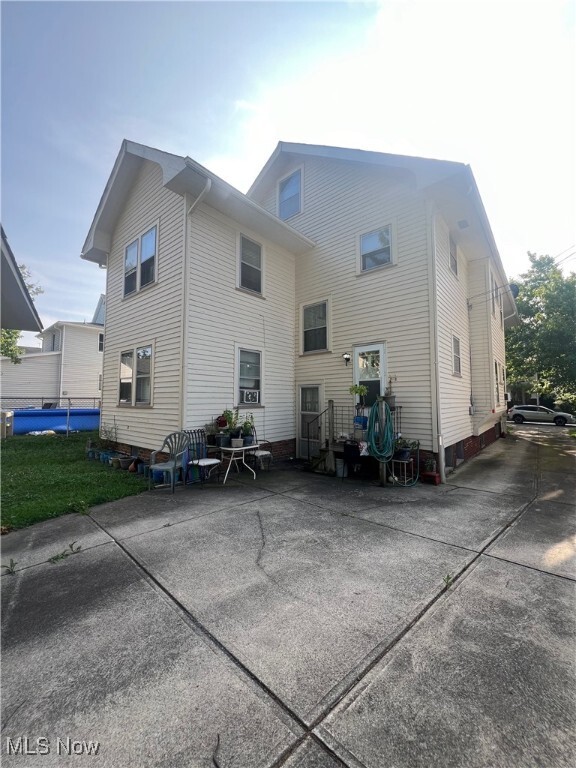 property at 1605 Larchmont Ave