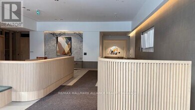 395 Square One Dr in Mississauga, ON - Building Photo - Building Photo