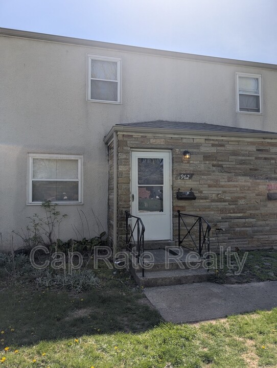 962 Salisbury Rd in Columbus, OH - Building Photo