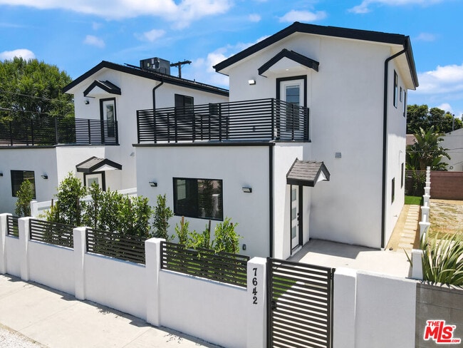 7642 Orion Ave in Los Angeles, CA - Building Photo - Building Photo
