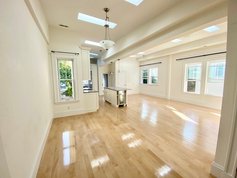 24 Hall St in Somerville, MA - Building Photo