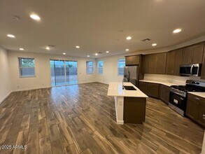 8122 E Paloma Ave in Mesa, AZ - Foto de edificio - Building Photo