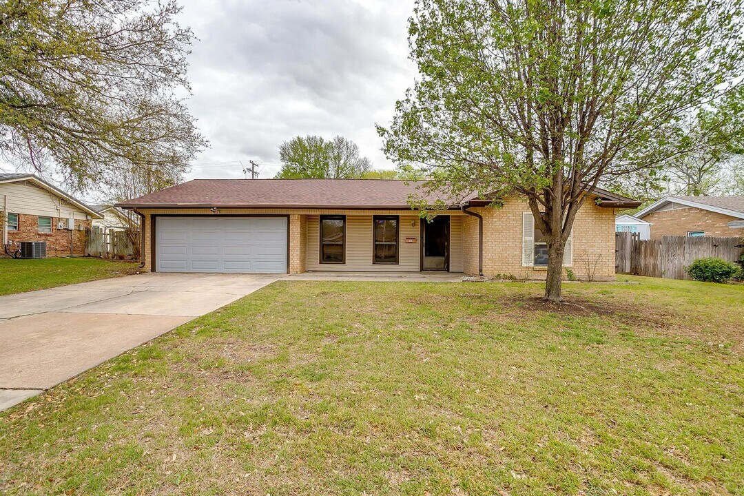 3905 Burkett Dr in Benbrook, TX - Building Photo