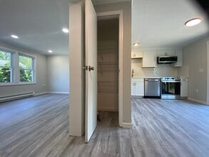 270 Sunderland Rd in Worcester, MA - Building Photo - Building Photo