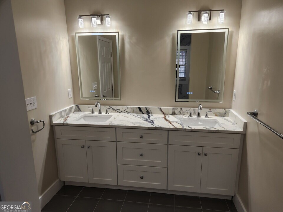 5170 Lost Dutchman Dr in Stonecrest, GA - Building Photo