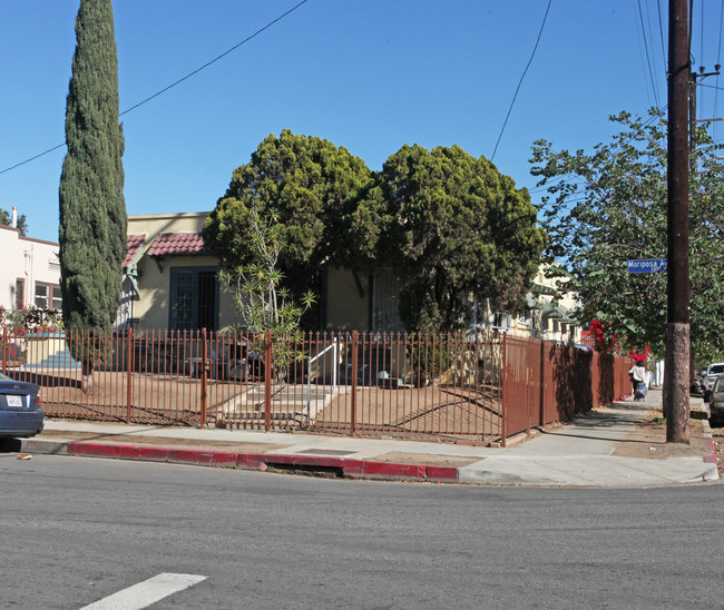 1304 Mariposa Ave in Los Angeles, CA - Foto de edificio - Building Photo