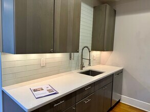 5 Mohawk St, Unit 1 in Boston, MA - Building Photo - Building Photo