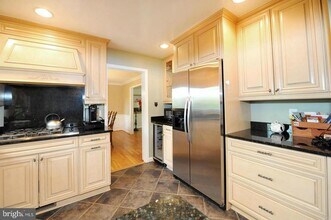 9308 Winterset Dr in Potomac, MD - Foto de edificio - Building Photo