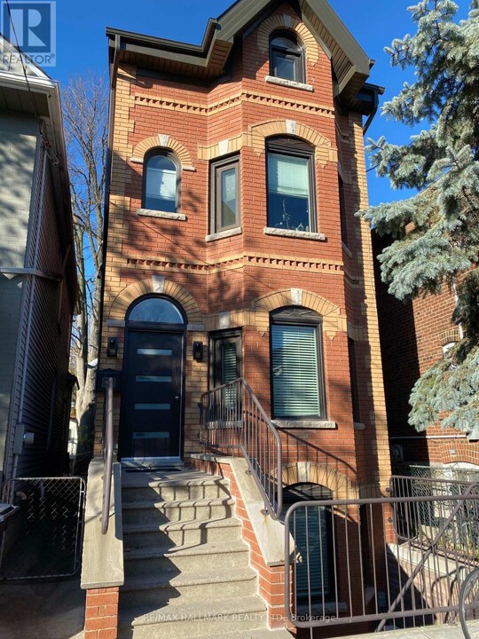18 Melville Ave in Toronto, ON - Building Photo