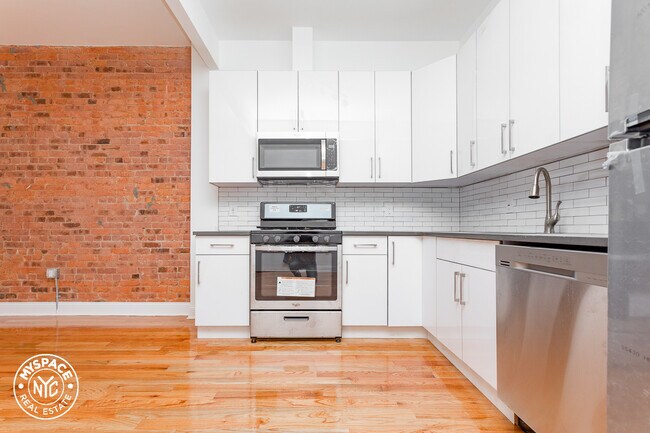 56-48 Myrtle Ave-Unit -1 in Queens, NY - Building Photo - Building Photo