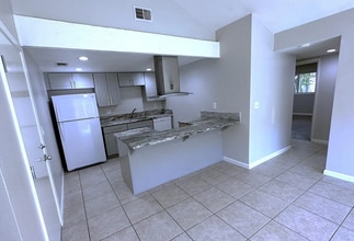 6928 Trovita Way in Citrus Heights, CA - Foto de edificio - Building Photo
