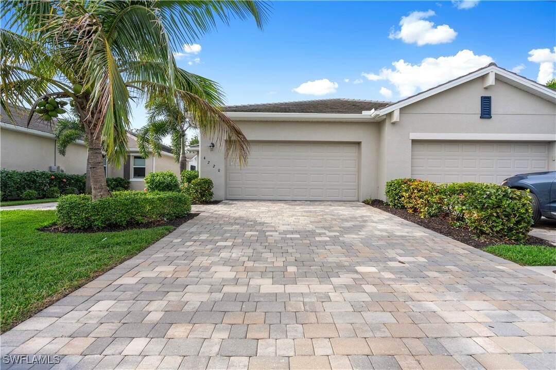 4220 Lemongrass Dr in Ft. Myers, FL - Building Photo