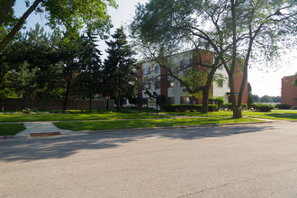 Pinehaven Apartments in Milwaukee, WI - Foto de edificio - Building Photo