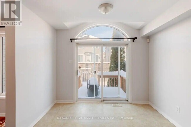 239 Meadowbreeze Dr in Ottawa, ON - Building Photo - Building Photo