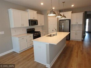 7640 38th St N in Oakdale, MN - Building Photo - Building Photo