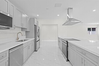 230 NW 33rd Terrace in Fort Lauderdale, FL - Foto de edificio - Building Photo