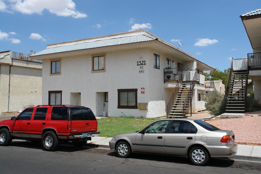 Kari Apartments in Las Vegas, NV - Building Photo