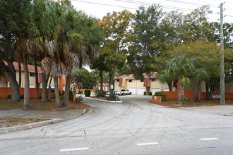 Oak Park Villas in St. Petersburg, FL - Foto de edificio - Building Photo