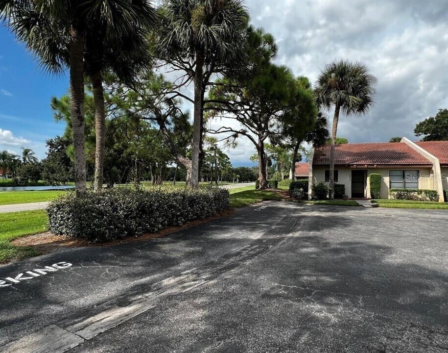 3677 Longmeadow in Sarasota, FL - Building Photo