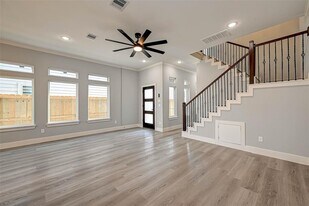 7118 St Augustine St in Houston, TX - Building Photo