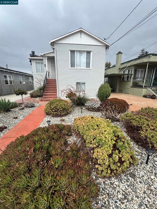 674 Maud Ave in San Leandro, CA - Building Photo